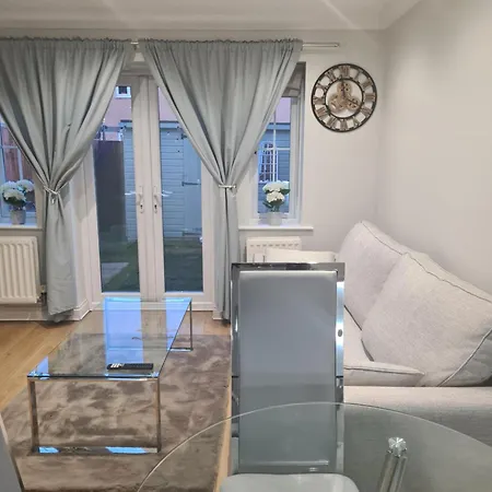 Entire Two Bedroom Ray's